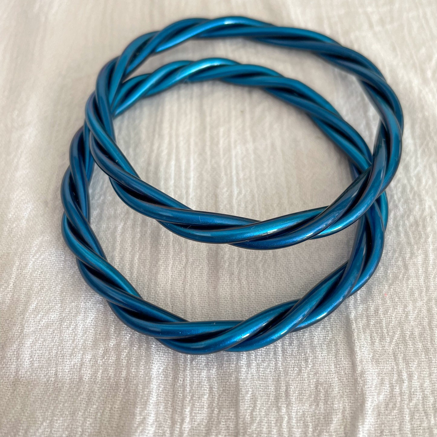 Jonc Bouddhiste torsadé bleu acier