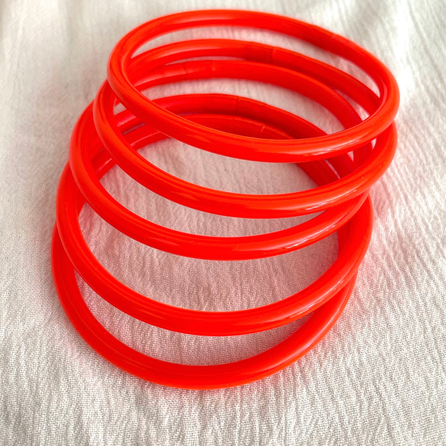 Jonc Bouddhiste rouge fluo